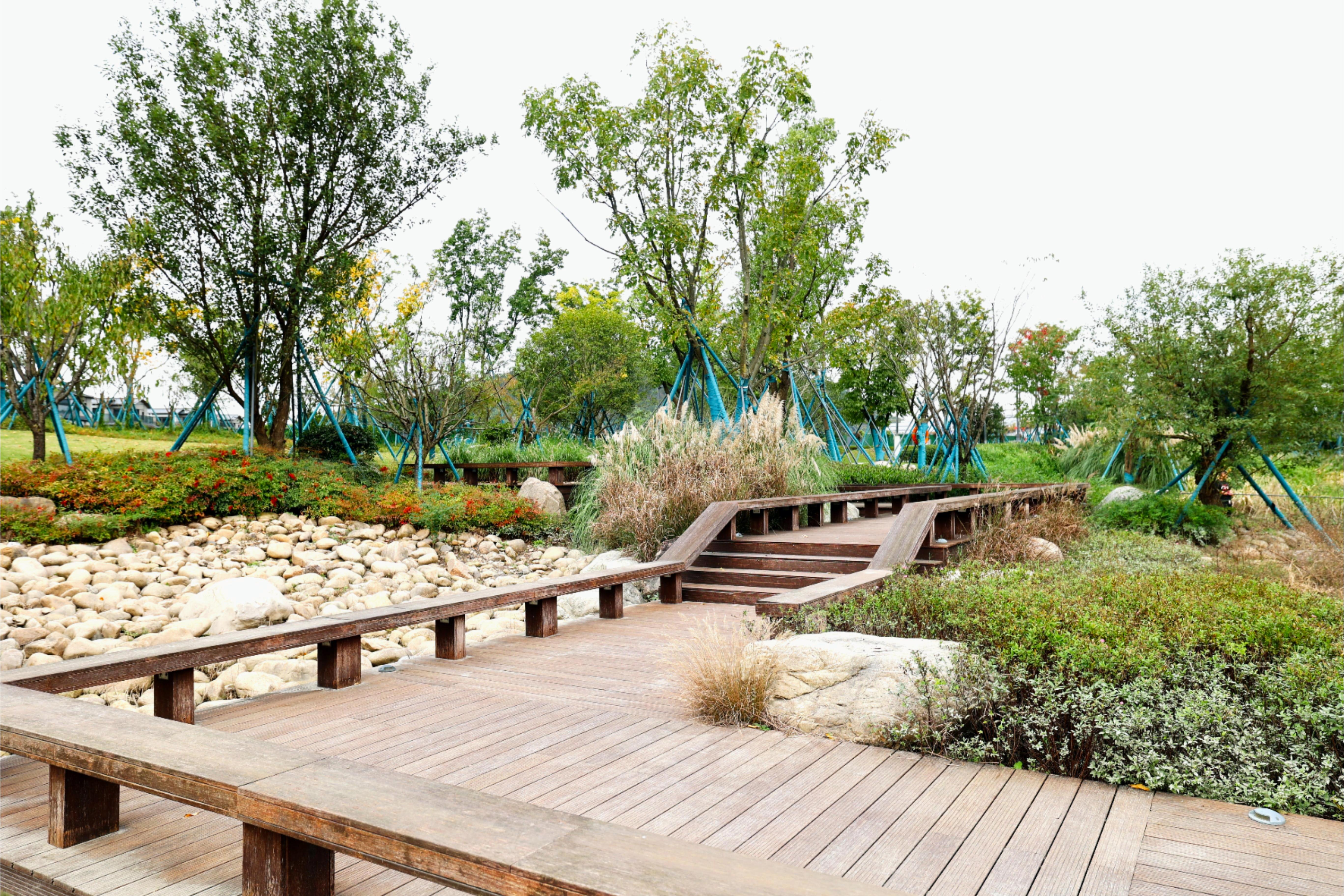 在石灘之上假設(shè)木棧道，搭配濱水植物，漫步在濱水石灘游憩步道之上，可近距離觀賞水景和特色植物。.JPG