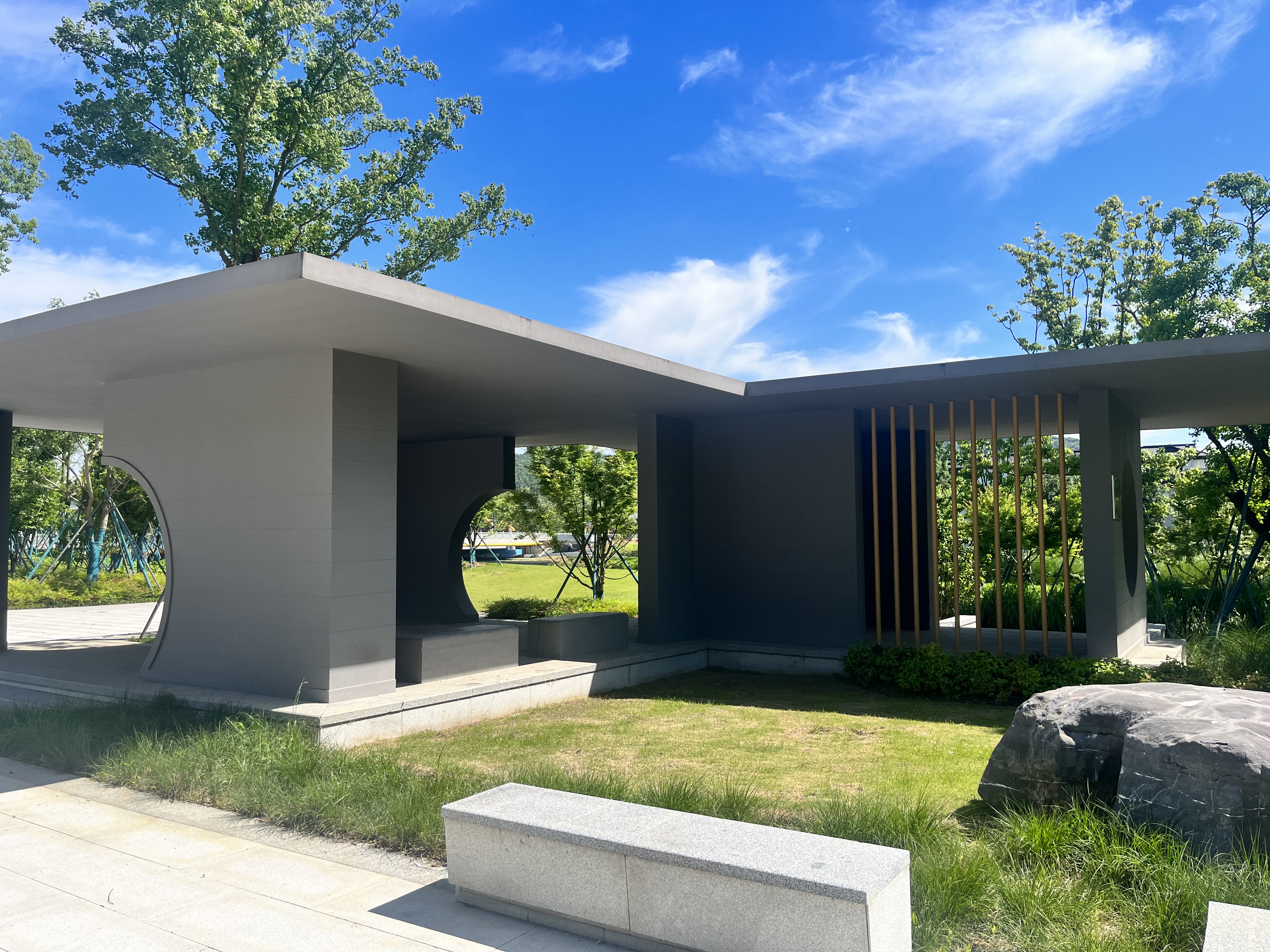 韶華亭占地面積約100m2，主體結(jié)構(gòu)為現(xiàn)澆C30鋼筋混凝土外加淺灰色仿清水混凝土外墻涂料 (2).jpg